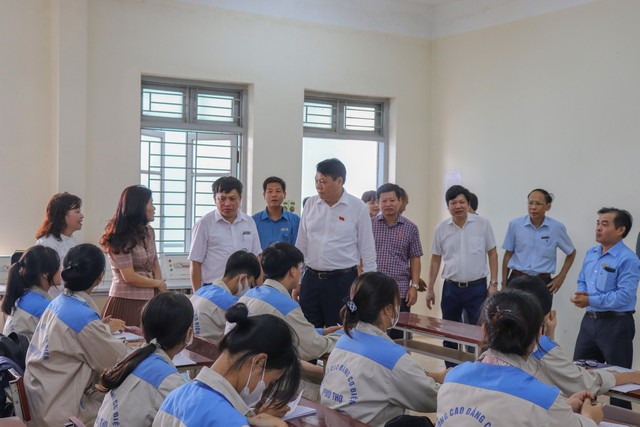 Đoàn đại biểu Quốc hội Phú Thọ thăm và làm việc tại trường Cao đẳng Cơ điện Phú Thọ - Ảnh 3.
