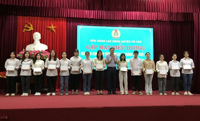 Thái Bình: Công đoàn huyện Vũ Thư  tổ chức trao quà cho 148 cháu con đoàn viên, người lao động. - Ảnh 1.