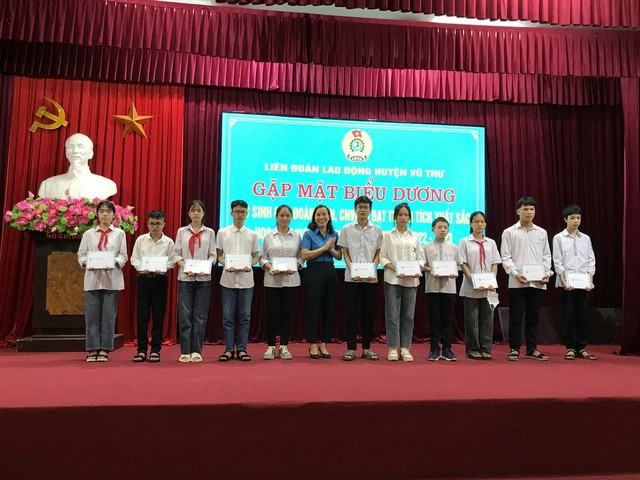 Thái Bình: Công đoàn huyện Vũ Thư  tổ chức trao quà cho 148 cháu con đoàn viên, người lao động. - Ảnh 2.