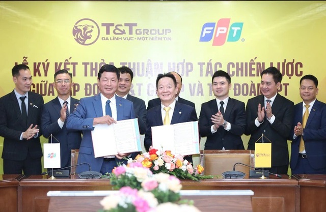 Ông Đỗ Quang Hiển, Chủ tịch Ủy ban Chiến lược T&T Group (phải) và ông Trương Gia Bình, Chủ tịch hội đồng quản trị FPT (trái) ký kết hợp tác chiến lược giữa hai tập đoàn (Ảnh: T&T Group).