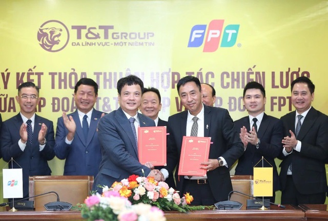 Ông Nguyễn Anh Tuấn, Phó tổng giám đốc T&T Group (phải) và ông Nguyễn Văn Khoa, Tổng giám đốc FPT (trái) trao thỏa thuận hợp tác đầu tư dự án T&T City Millennia (Ảnh: T&T Group).