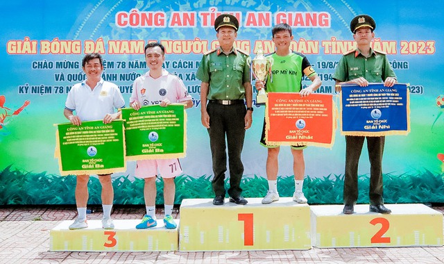 Thượng tá Lâm Văn Tiên, Trưởng phòng Công tác đảng và công tác chính trị, phó Trưởng Ban Thường trực tổ chức giải Bóng đá trao giải cho các Đội đạt giải Nhất, Nhì và đồng giải Ba.