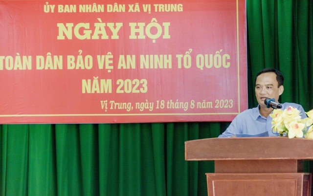 Ông Lê Văn Bal - Bí thư Đảng ủy, Chủ tịch UBND xã Vị Trung, huyện Vị Thủy phát biểu ôn lại Ngày hội toàn dân bảo vệ An ninh Tổ quốc.