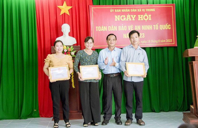 Hậu Giang: Trao tặng 1.000 quyển vở cho học sinh có hoàn cảnh khó khăn ở huyện Vị Thủy - Ảnh 7.