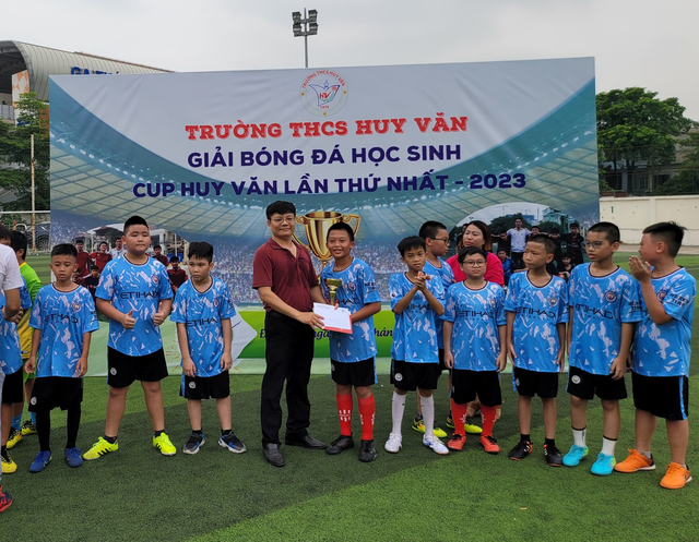 Khai mạc giải bóng đá học sinh tranh Cup Huy Văn lần thứ Nhất – 2023 - Ảnh 5.
