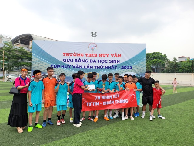 Khai mạc giải bóng đá học sinh tranh Cup Huy Văn lần thứ Nhất – 2023 - Ảnh 6.