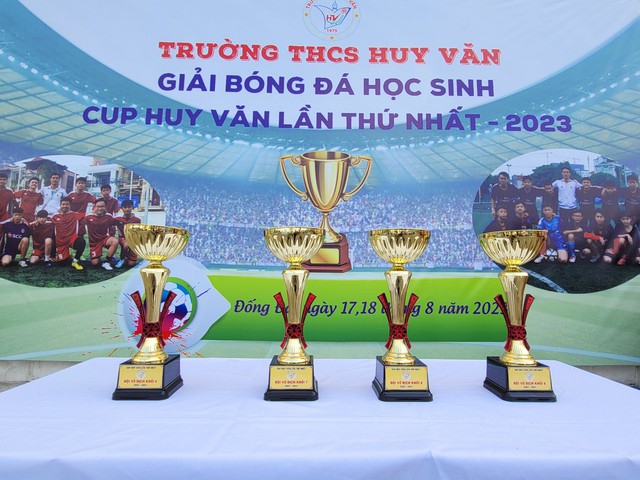 Khai mạc giải bóng đá học sinh tranh Cup Huy Văn lần thứ Nhất – 2023 - Ảnh 1.