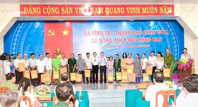 Chủ tịch nước Võ Văn Thưởng tặng quà cho 20 hộ dân tiêu biểu trong xây dựng nông thôn mới, hộ nghèo, cận nghèo của xã Vĩnh Tế.