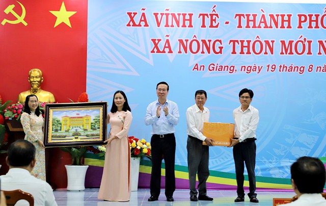 Chủ tịch nước Võ Văn Thưởng tặng quà cho Đảng bộ, chính quyền và nhân dân xã Vĩnh Tế, TP Châu Đốc. Ảnh: Thu Thảo