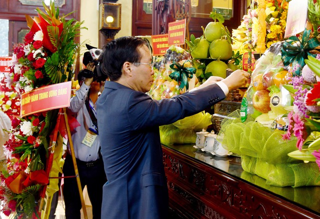 Chủ tịch nước Võ Văn Thưởng dâng hương, dâng hoa tưởng niệm Chủ tịch Tôn Đức Thắng.