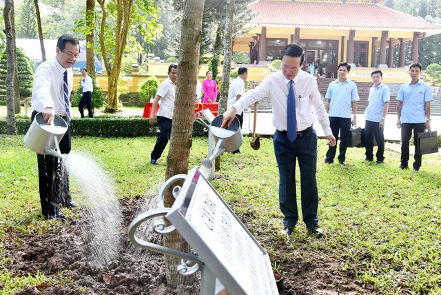Chủ tịch nước Võ Văn Thưởng trồng cây lưu niệm tại Khu Lưu niệm Chủ tịch Tôn Đức Thắng.