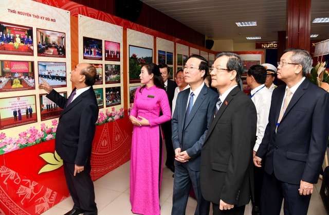 Chủ tịch nước Võ Văn Thưởng và các lãnh đạo, nguyên lãnh đạo Đảng, Nhà nước tham quan nơi trưng bày hình ảnh, thông tin về cuộc đời, sự nghiệp cách mạng của Chủ tịch Tôn Đức Thắng.