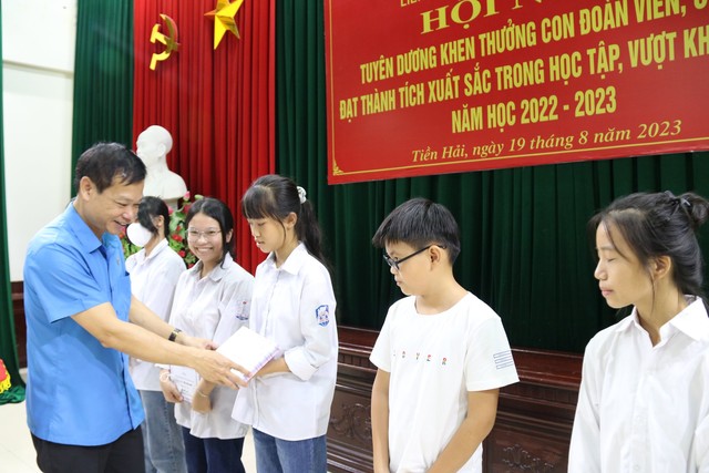 Thái Bình: Công đoàn huyện Tiền Hải tuyên dương 137 cháu là con đoàn viên, người lao động vượt khó học giỏi. - Ảnh 1.