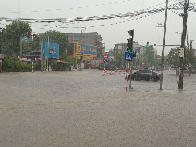 Thành phố Thái Nguyên:  Mưa lớn, nhiều tuyến phố ngập sâu. - Ảnh 1.