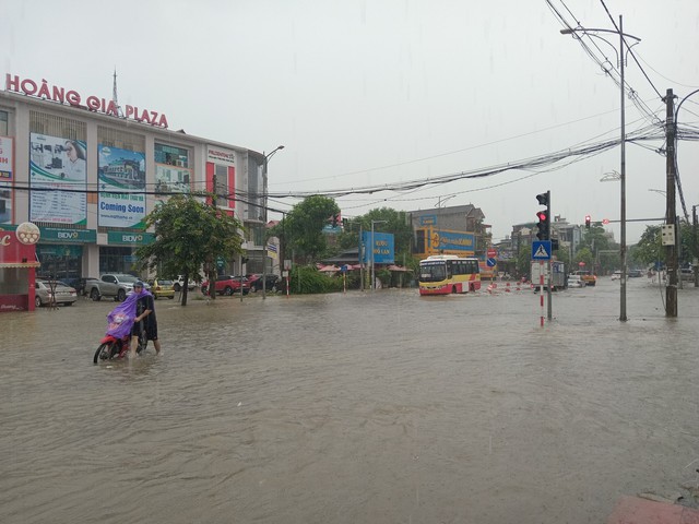 Thành phố Thái Nguyên:  Mưa lớn, nhiều tuyến phố ngập sâu. - Ảnh 2.