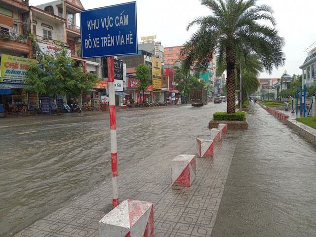 Thành phố Thái Nguyên:  Mưa lớn, nhiều tuyến phố ngập sâu. - Ảnh 3.