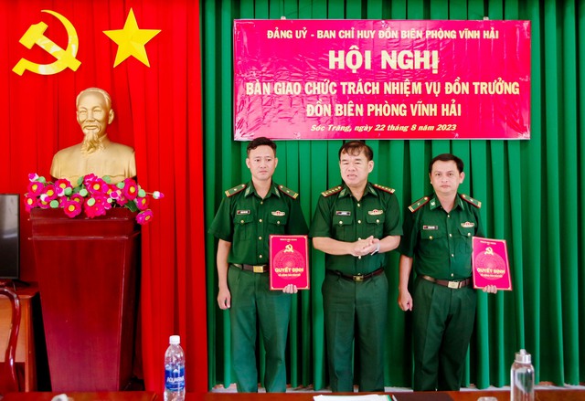 Đại tá Lê Hồng Hà, trao quyết định chỉ định bổ sung Thiếu tá Hoàng Văn Thiên tham gia Đảng ủy và giữ chức Phó Bí thư Đảng ủy Đồn Biên phòng Vĩnh Hải.