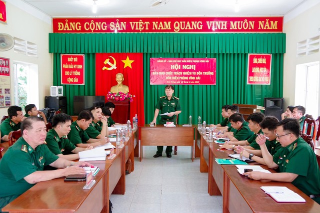 Đại tá Lê Hồng Hà, Phó chỉ huy trưởng, Tham mưu trưởng BĐBP tỉnh phát biểu chỉ đạo tại hội nghị.