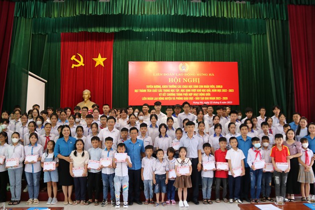 Công đoàn huyện Hưng Hà  tuyên dương con đoàn viên, người lao động vượt khó học giỏi. - Ảnh 1.