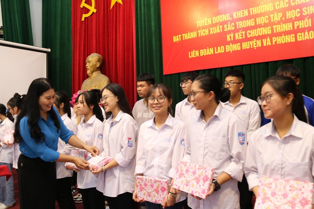Công đoàn huyện Hưng Hà  tuyên dương con đoàn viên, người lao động vượt khó học giỏi. - Ảnh 3.