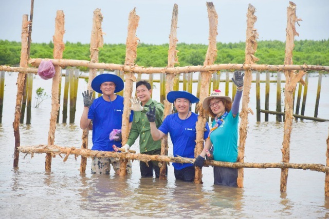Vinamilk triển khai dự án tái sinh 25 hecta rừng ngập mặn tại Cà Mau với sự tham gia của nhân viên công ty - Ảnh 12.