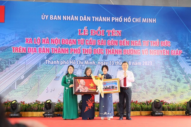 Một đoạn Xa lộ Hà Nội chính thức đổi tên thành đường Võ Nguyên Giáp - Ảnh 2.