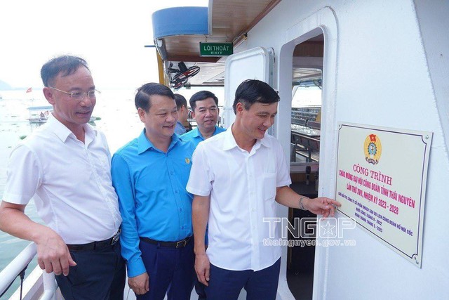 Gắn biển công trình chào mừng Đại hội XVII Công đoàn tỉnh Thái Nguyên trên 3 tàu du lịch tại hồ Núi Cốc - Ảnh 2.