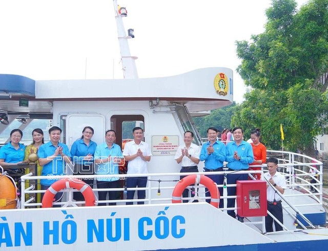 Gắn biển công trình chào mừng Đại hội XVII Công đoàn tỉnh Thái Nguyên trên 3 tàu du lịch tại hồ Núi Cốc - Ảnh 1.