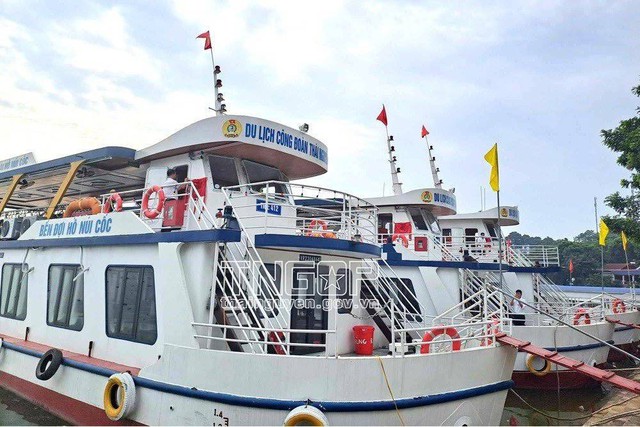 Gắn biển công trình chào mừng Đại hội XVII Công đoàn tỉnh Thái Nguyên trên 3 tàu du lịch tại hồ Núi Cốc - Ảnh 3.