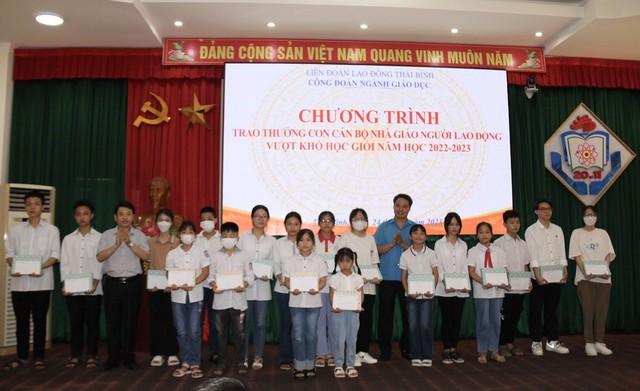 Thái Bình: Công đoàn ngành Giáo dục tổ chức trao khen thưởng 118 tập thể và cá nhân. - Ảnh 2.