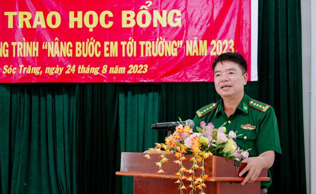 Đại tá Lê Văn Anh, Phó Chính ủy BĐBP tỉnh Sóc Trăng phát biểu tại lễ trao học bổng.