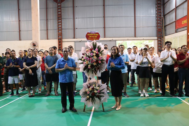 Thái Bình: Hơn 600 đoàn viên, người lao động huyện Vũ Thư tham gia và cổ vũ giải Cầu lông, Kéo co năm 2023. - Ảnh 1.