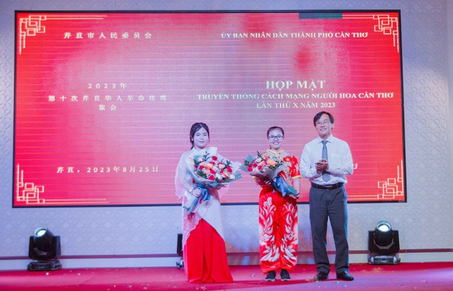 Ông Hồ Văn Phương, Phó Trưởng ban Ban Dân tộc thành phố tặng hoa cho Đoàn nghệ thuật Lân sư rồng Tú Anh Đường và Trường Phổ thông Việt Hoa.
