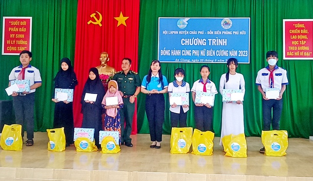 Tặng quà cho học sinh nghèo học giỏi 2 xã Phú Hữu, Quốc Thái, huyện An Phú.