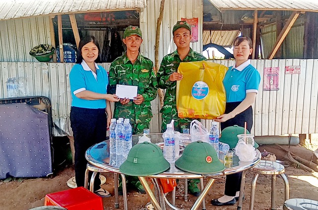 Hội LHPN huyện Châu Phú thăm, tặng quà các Chốt quản lý và bảo vệ biên giới thuộc Đồn Biên phòng Phú Hữu.