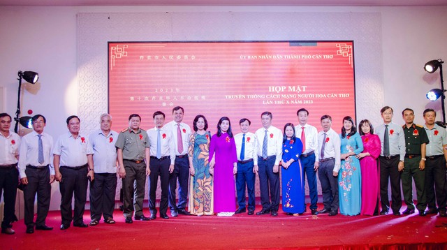 Ông Nguyễn Ngọc Hè, Phó Chủ tịch UBND TP. Cần Thơ chụp ảnh lưu niệm với các đại biểu tham dự buổi họp mặt truyền thống Cách mạng người hoa Cần Thơ lần thứ X năm 2023.