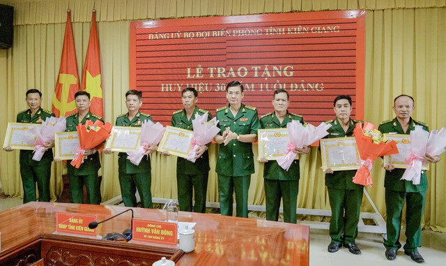 Đại tá Huỳnh Văn Đông - Bí thư Đảng ủy, Chính ủy BĐBP tỉnh Kiên Giang thay mặt Ban Thường vụ Đảng ủy gắn Huy hiệu 30 năm tuổi Đảng cho các đảng viên.