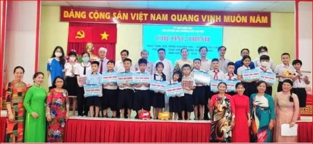 Quận Tân Phú:Tổ chức Chương trình trao tặng học bổng khuyến học, khuyến tài - Ảnh 2.