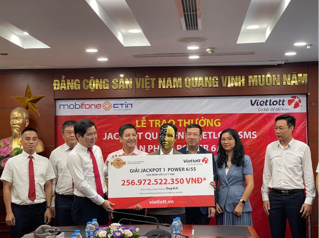 Vietlott trao giải lớn thứ hai lịch sử xổ số tại Việt Nam - Ảnh 1.