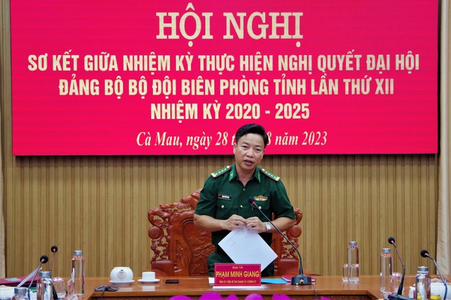 Đại tá Phạm Minh Giang - Bí thư Đảng ủy, Chính ủy BĐBP tỉnh Cà Mau phát biểu kết luận hội nghị.