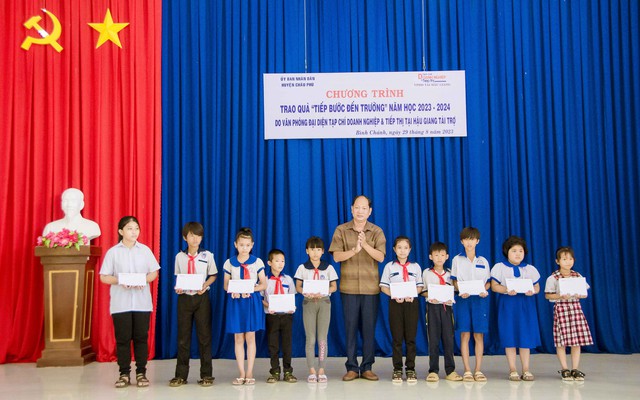 Ông Trần Thanh Nhã - Bí thư Huyện ủy, Chủ tịch UBND huyện Châu Phú trao học bổng cho các em học sinh.