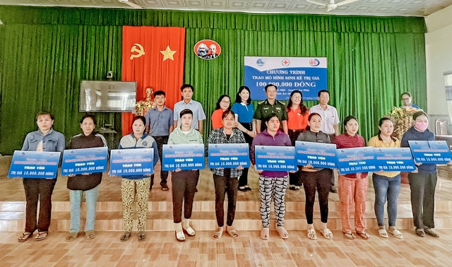 Các đơn vị phối hợp trao mô hình sinh kế cho Hội viên phụ nữ nghèo xã Phú Hội, huyện An Phú, tỉnh An Giang.