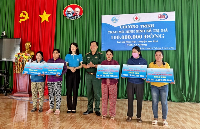 Bộ Chỉ huy BĐBP và Hội LHPN tỉnh An Giang trao Mô hình sinh kế cho Hội viên phụ nữ nghèo xã Phú Hội, huyện An Phú, tỉnh An Giang.