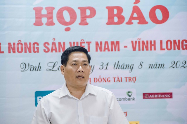 Ông Nguyễn Trung Kiên, Phó Giám đốc Sở Công thương tỉnh Vĩnh Long phát biểu cung cấp thông tin tại buổi họp báo.