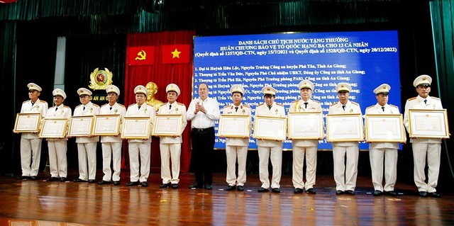 Thừa ủy quyền Chủ tịch Nước, Chủ tịch UBND tỉnh Nguyễn Thanh Bình, trao Huân chương Bảo vệ Tổ quốc hạng Ba cho các cá nhân