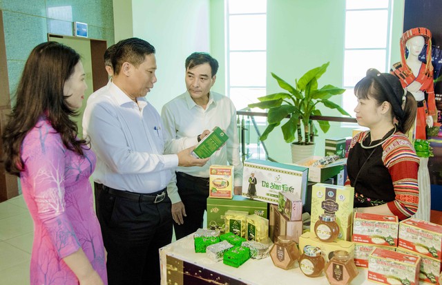 Ông Nguyễn Thực Hiện, Phó Chủ tịch UBND TP. Cần Thơ tham quan sản phẩm OCOP tỉnh Tuyên Quang trưng bày, giới thiệu tại Hội nghị.
