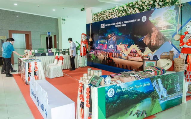 Bên trong không gian trưng bày, giới thiệu sản phẩm của tỉnh Tuyên Quang tại TP Cần Thơ.