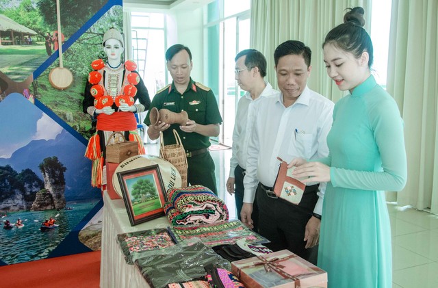 Lãnh đạo TP Cần Thơ tham quan sản phẩm truyền thống tỉnh Tuyên Quang được trưng bày, giới thiệu tại TP Cần Thơ.
