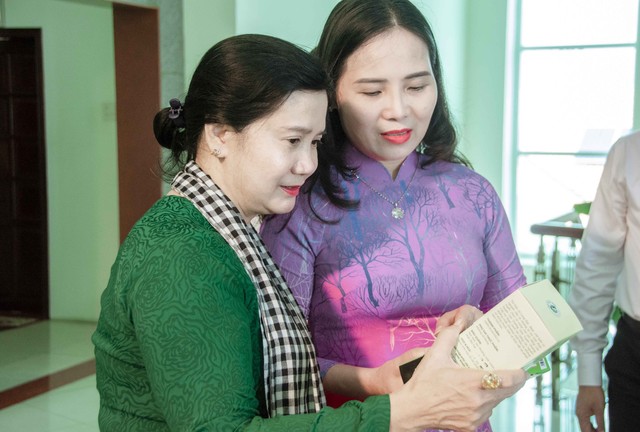 Bà Âu Thị Mai (bìa phải) - Giám đốc Sở Văn hoá, Thể thao và Du lịch tỉnh Tuyên Quang giới thiệu sản phẩm đặc trưng tỉnh Tuyên Quang.