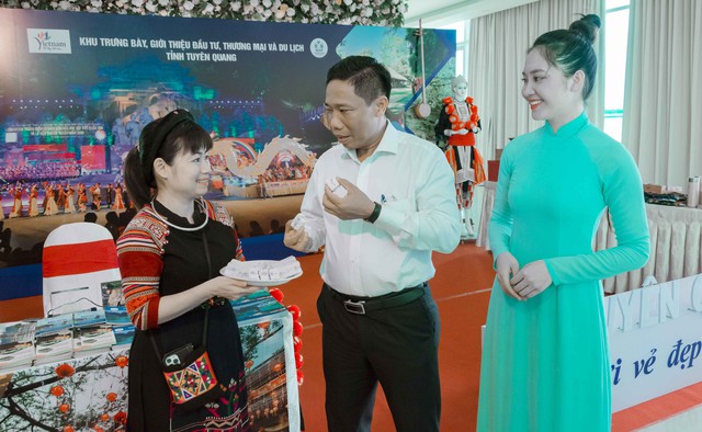 Phó Chủ tịch UBND TP. Cần Thơ Nguyễn Thực Hiện thưởng thức sản phẩm bánh Khảo, sản phẩm OCOP 4 sao, đặc sản tỉnh Tuyên Quang.